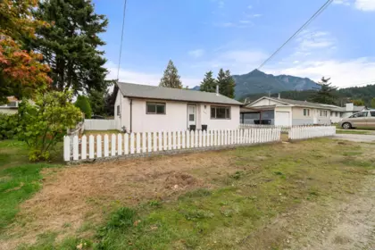 561 Thacker Avenue, Hope, BC, Hope — Single Family Residence for sale