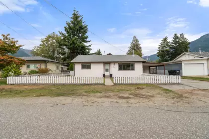 561 Thacker Avenue, Hope, BC, Hope — Single Family Residence for sale