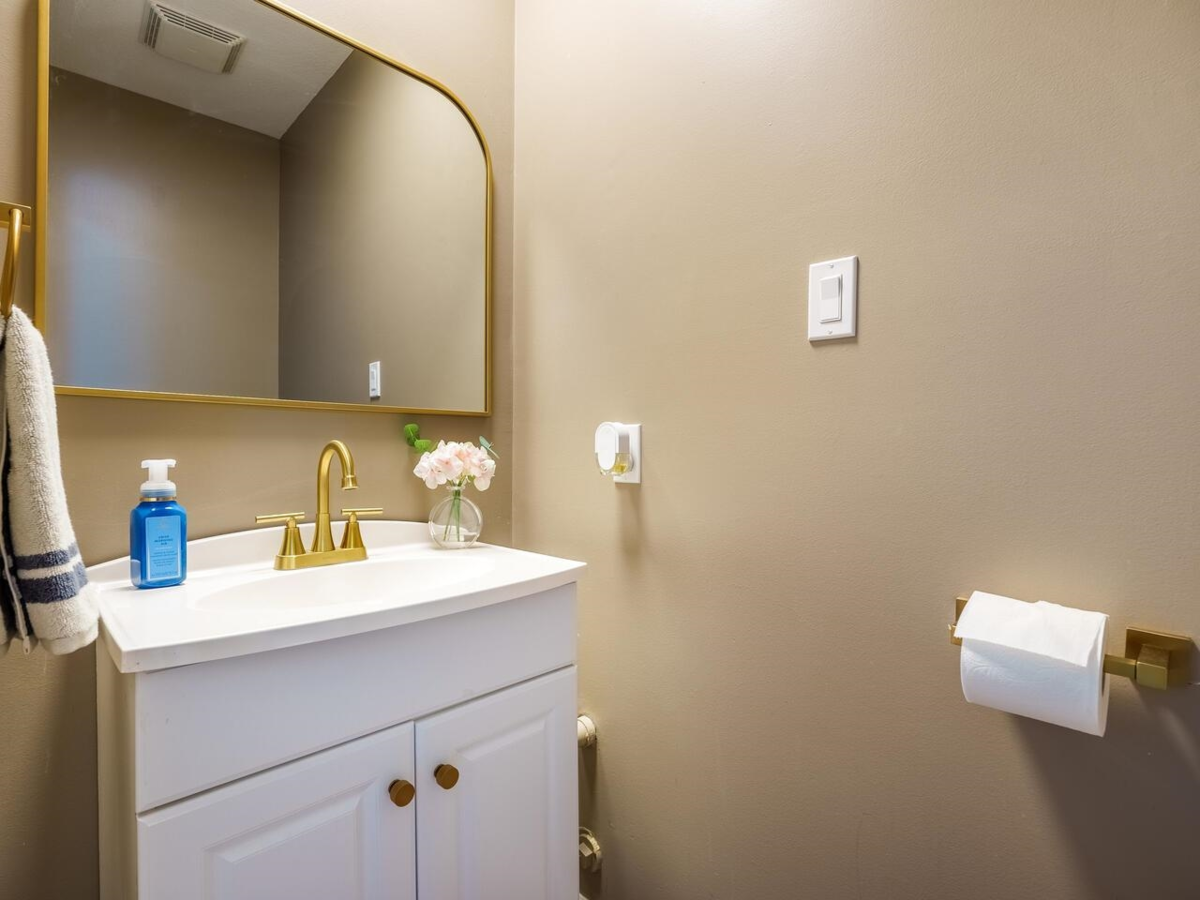 Kitchen Island Photo of 1042 Victoria Drive, Port Coquitlam, BC