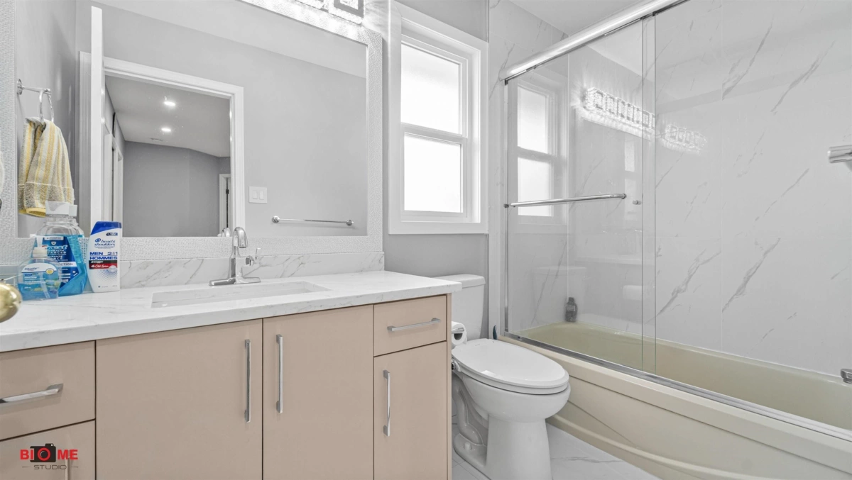 Hallway Photo of 12478 69 Avenue, Surrey, BC