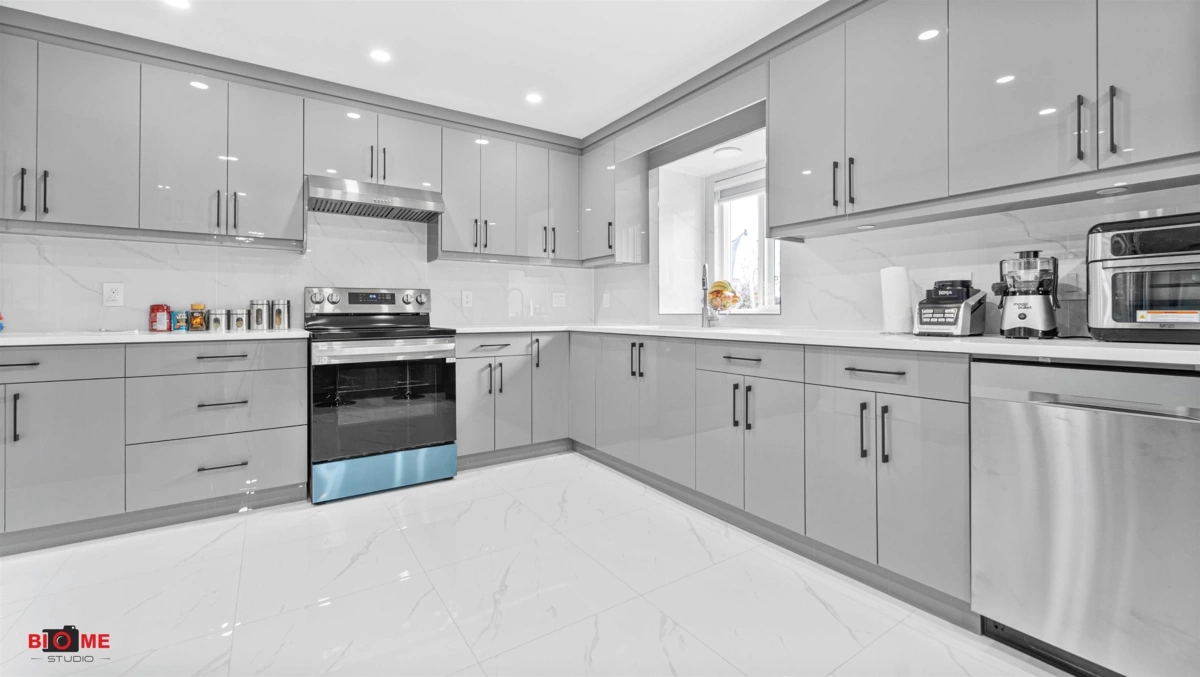 Kitchen Island Photo of 12478 69 Avenue, Surrey, BC