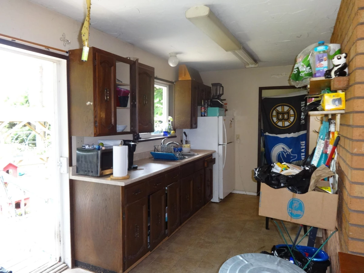 Kitchen Island Photo of 8161 Westwood Road, Halfmoon Bay, BC