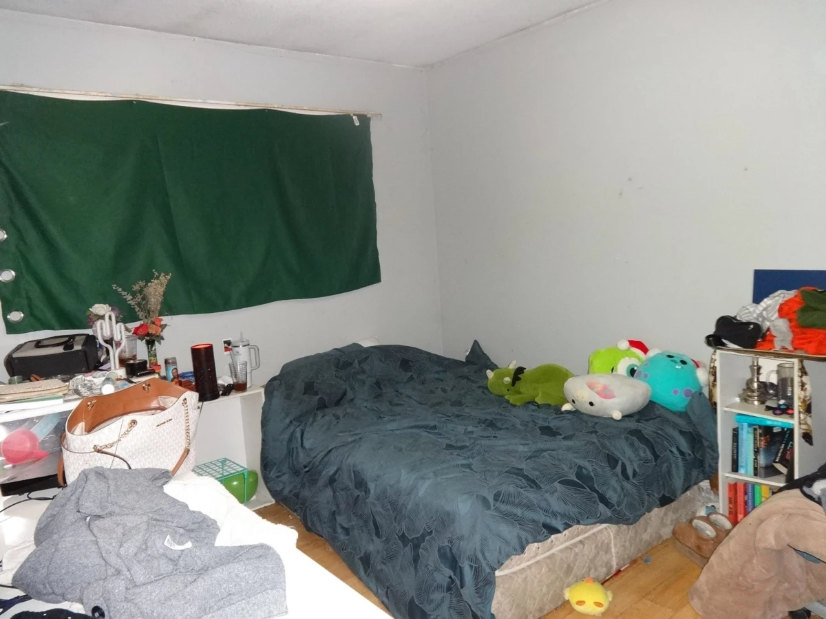 Walk-In Closet Photo of 8161 Westwood Road, Halfmoon Bay, BC