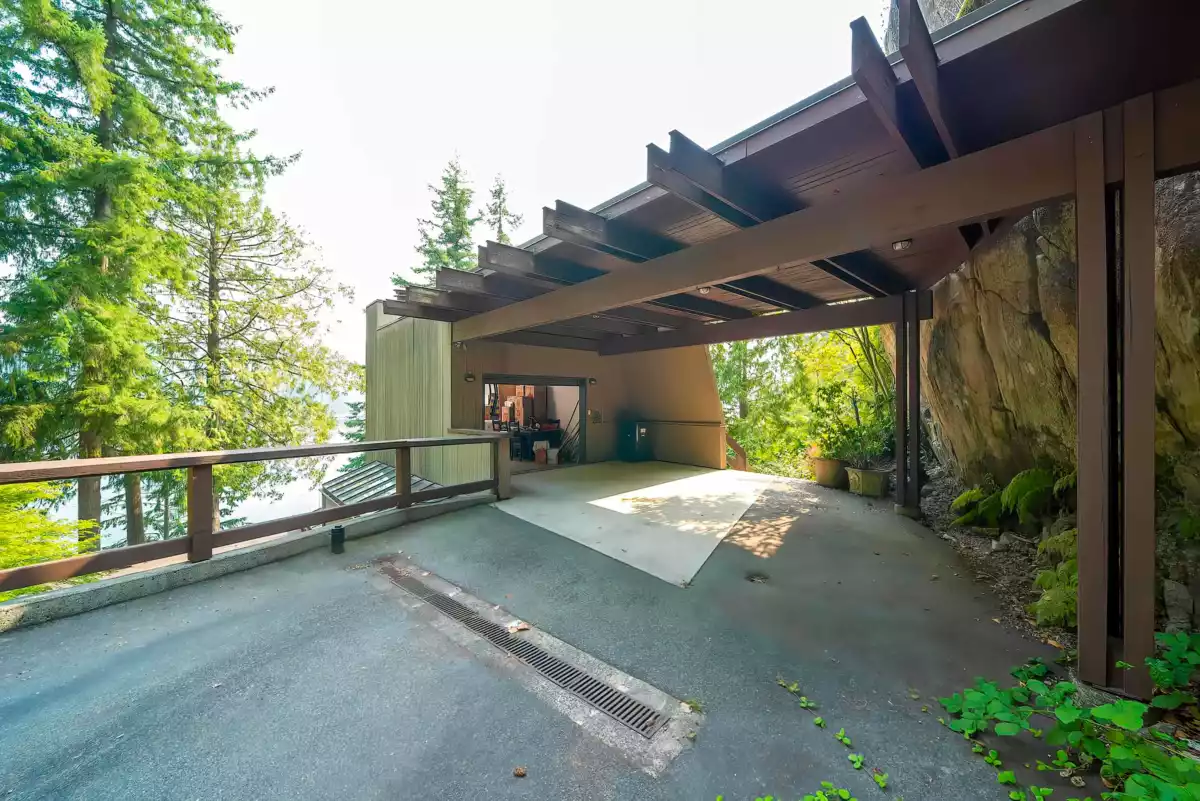 Garden / Landscaping Photo of 4885 Cove Cliff Place, North Vancouver, BC