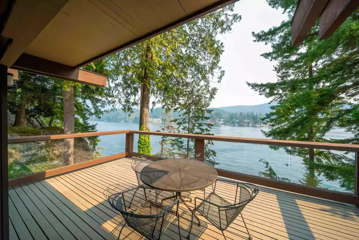 Kitchen Photo of 4885 Cove Cliff Place, North Vancouver, BC