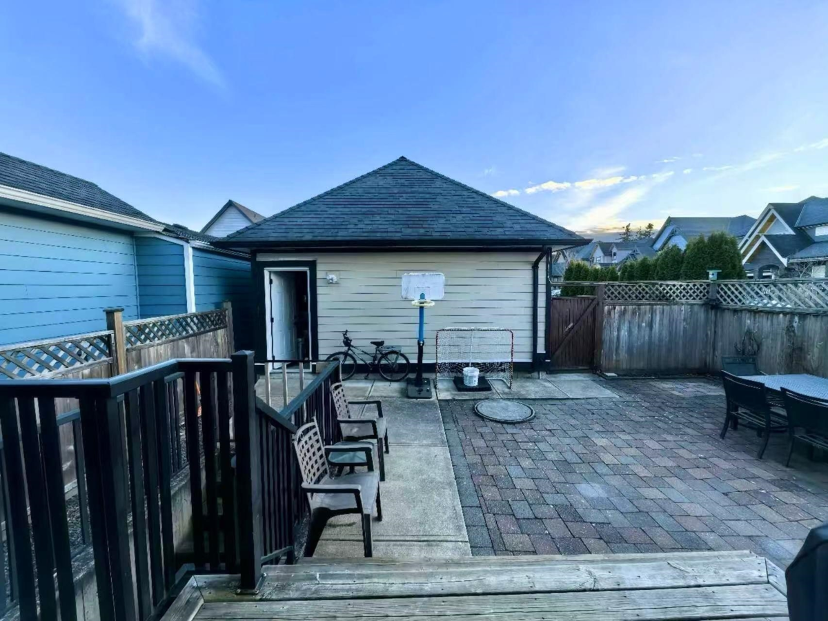 Basement Recreation Room Photo of 17402 2b Avenue, Surrey, BC