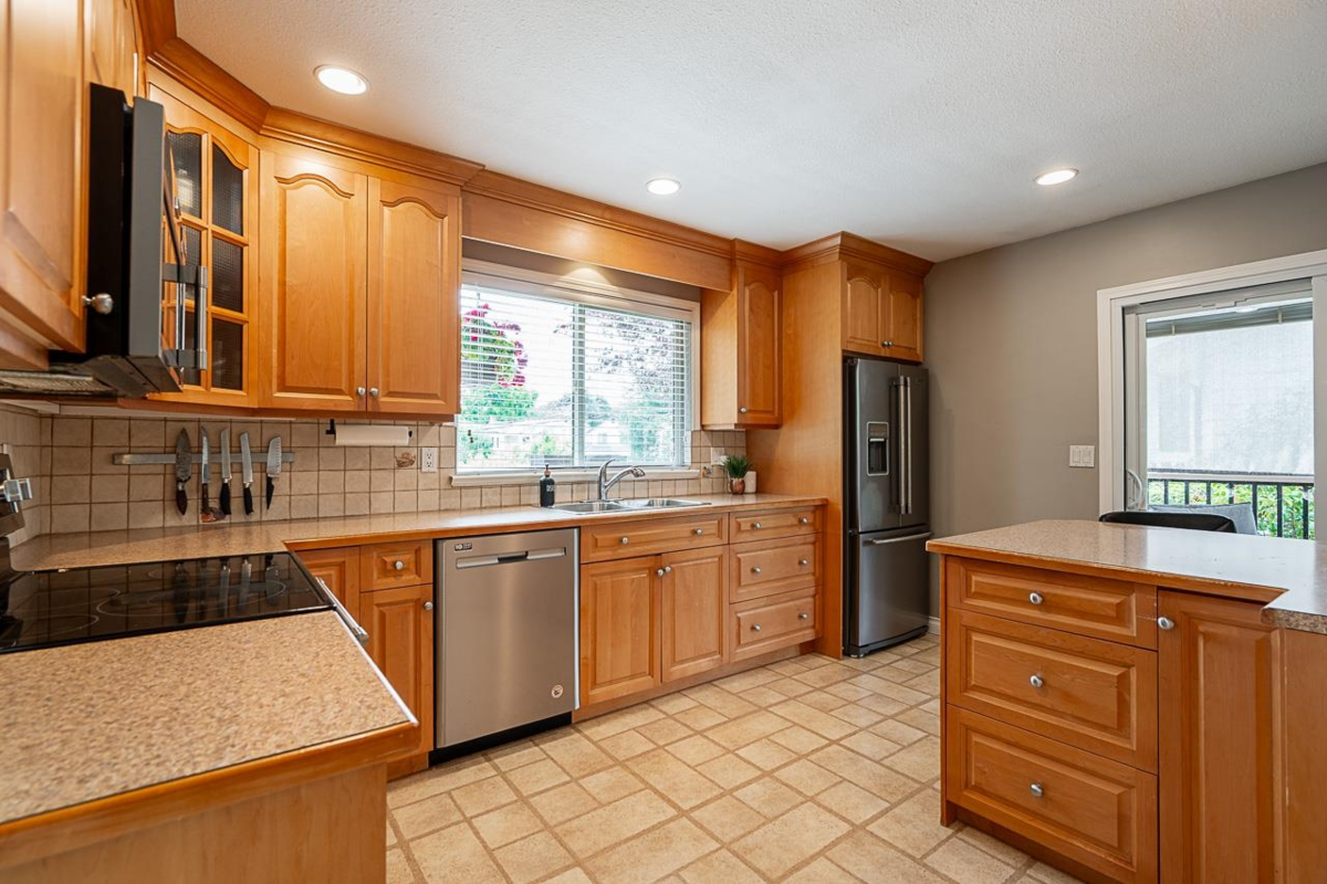 Kitchen Island Photo of 20419 91a Avenue, Langley, BC