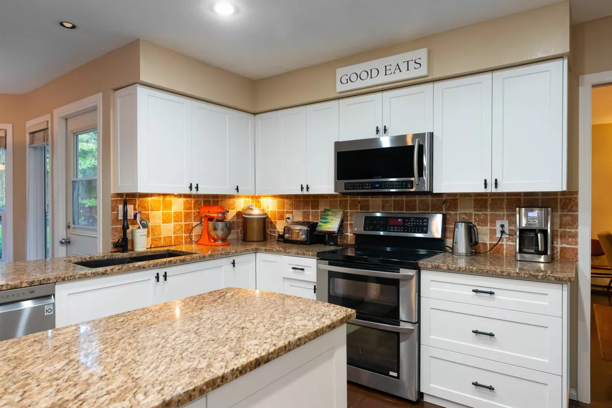 Guest Bathroom Photo of 318 Roche Point Drive, North Vancouver, BC