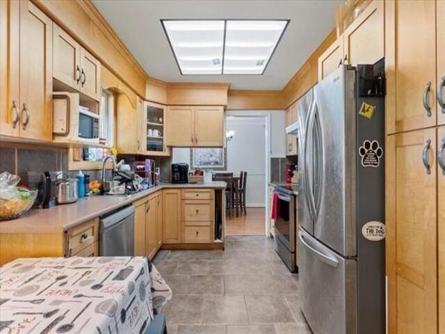 Kitchen Photo of 2086 Sherwood Crescent, Abbotsford, BC