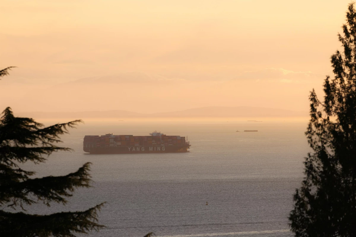 Hallway Photo of 1715 22nd Street, West Vancouver, BC
