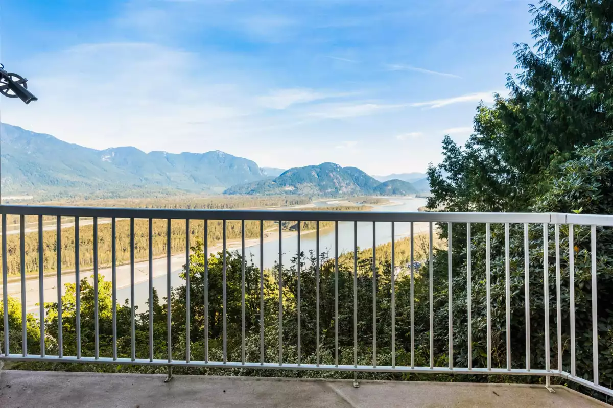 Hallway Photo of 43445 Alameda Drive, Chilliwack, BC