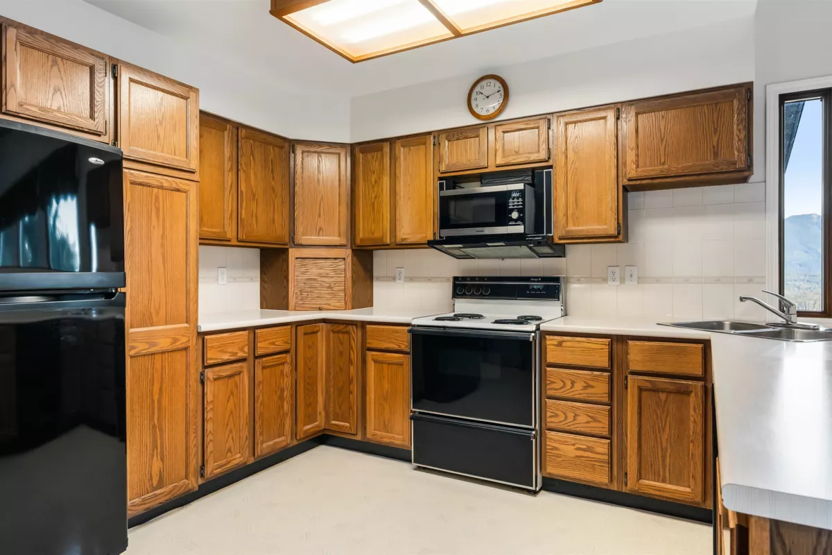 Kitchen Island Photo of 43445 Alameda Drive, Chilliwack, BC