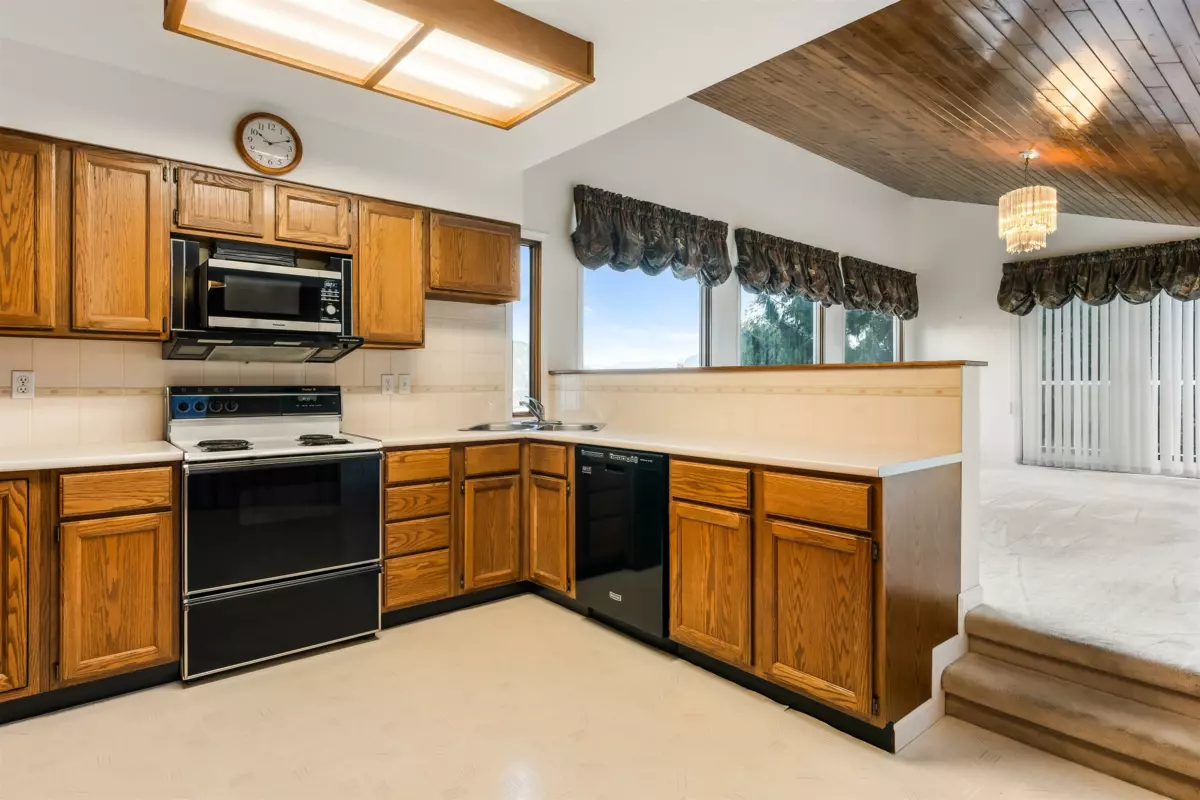 Kitchen Photo of 43445 Alameda Drive, Chilliwack, BC