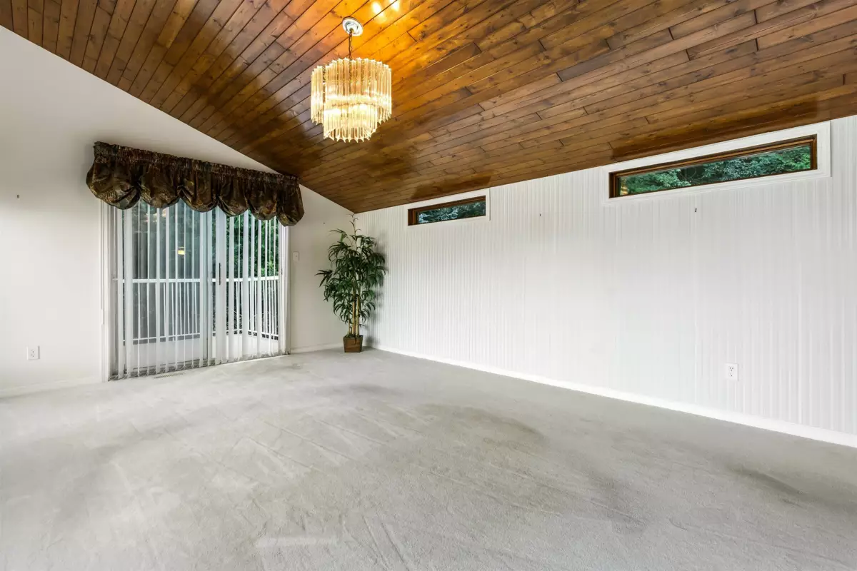 Walk-In Closet Photo of 43445 Alameda Drive, Chilliwack, BC