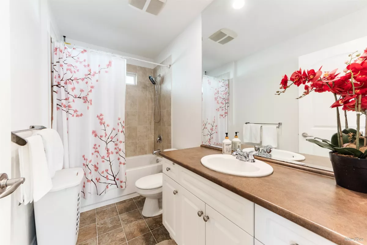 Entry Foyer Photo of 6631 192a Street, Surrey, BC