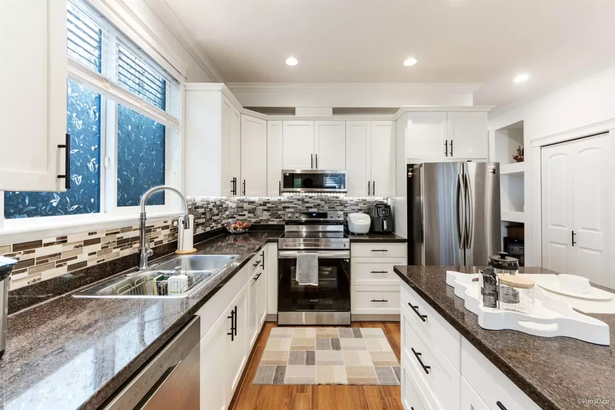 Walk-In Closet Photo of 6631 192a Street, Surrey, BC