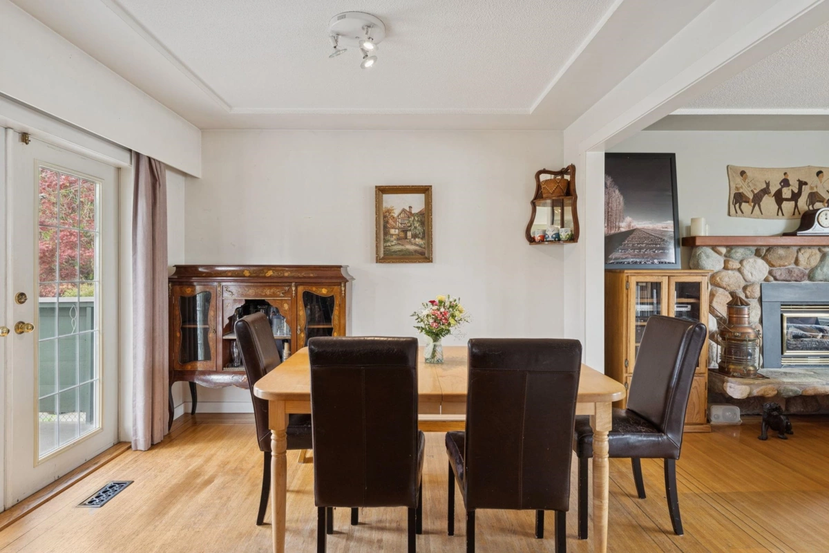 Breakfast Nook Photo of 558 Draycott Street, Coquitlam, BC