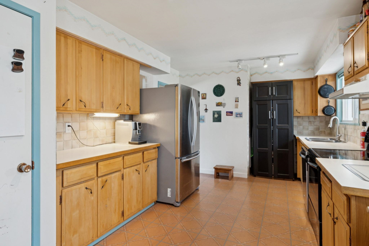 Primary Bathroom Photo of 558 Draycott Street, Coquitlam, BC