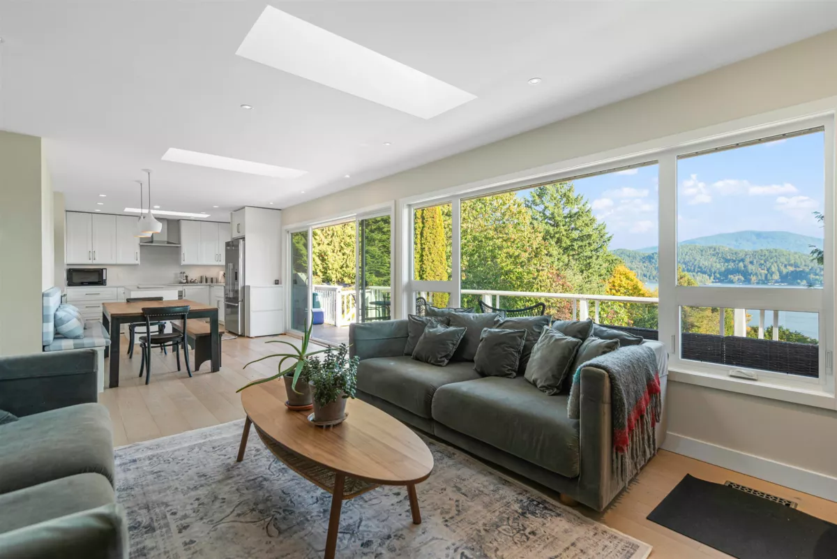 Dining Area Photo of 648 Gibsons Way, Gibsons, BC