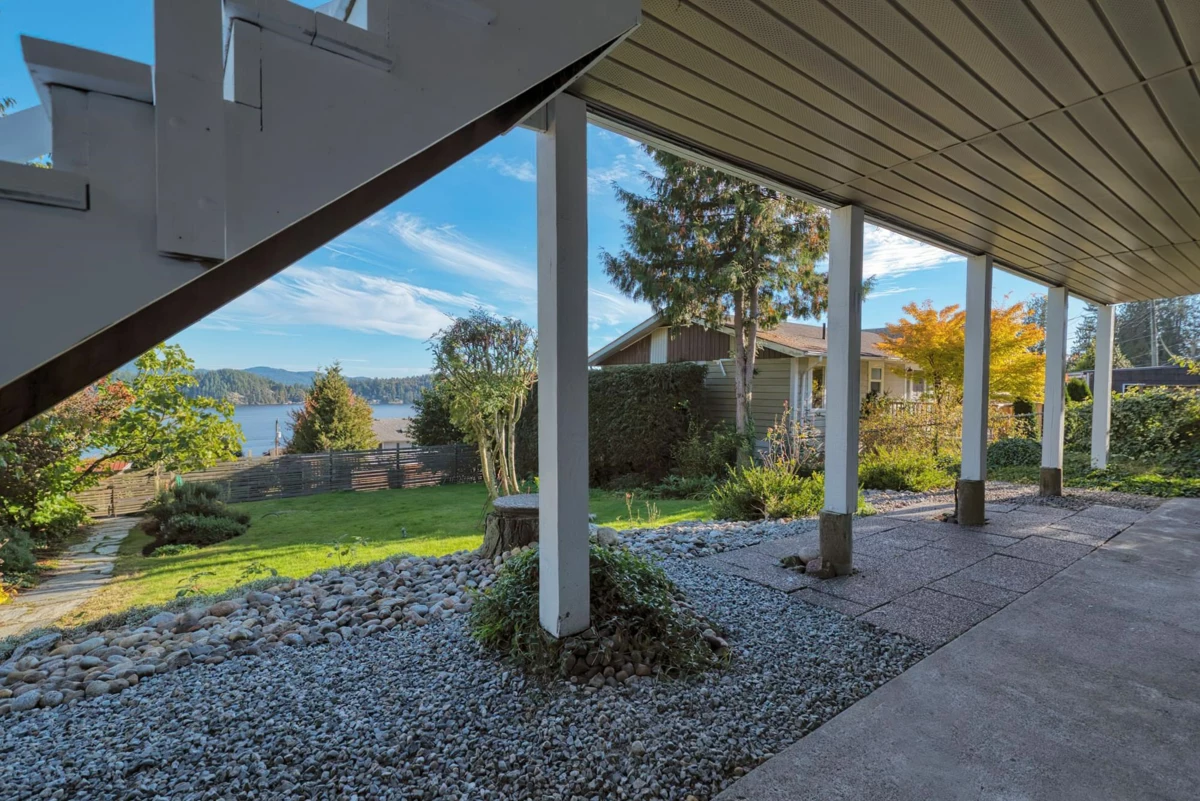 Entry Foyer Photo of 648 Gibsons Way, Gibsons, BC