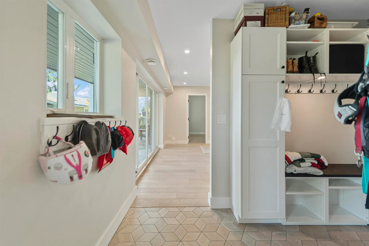 Hallway Photo of 648 Gibsons Way, Gibsons, BC