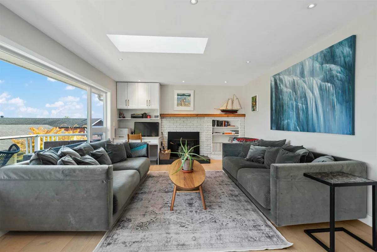 Kitchen Island Photo of 648 Gibsons Way, Gibsons, BC