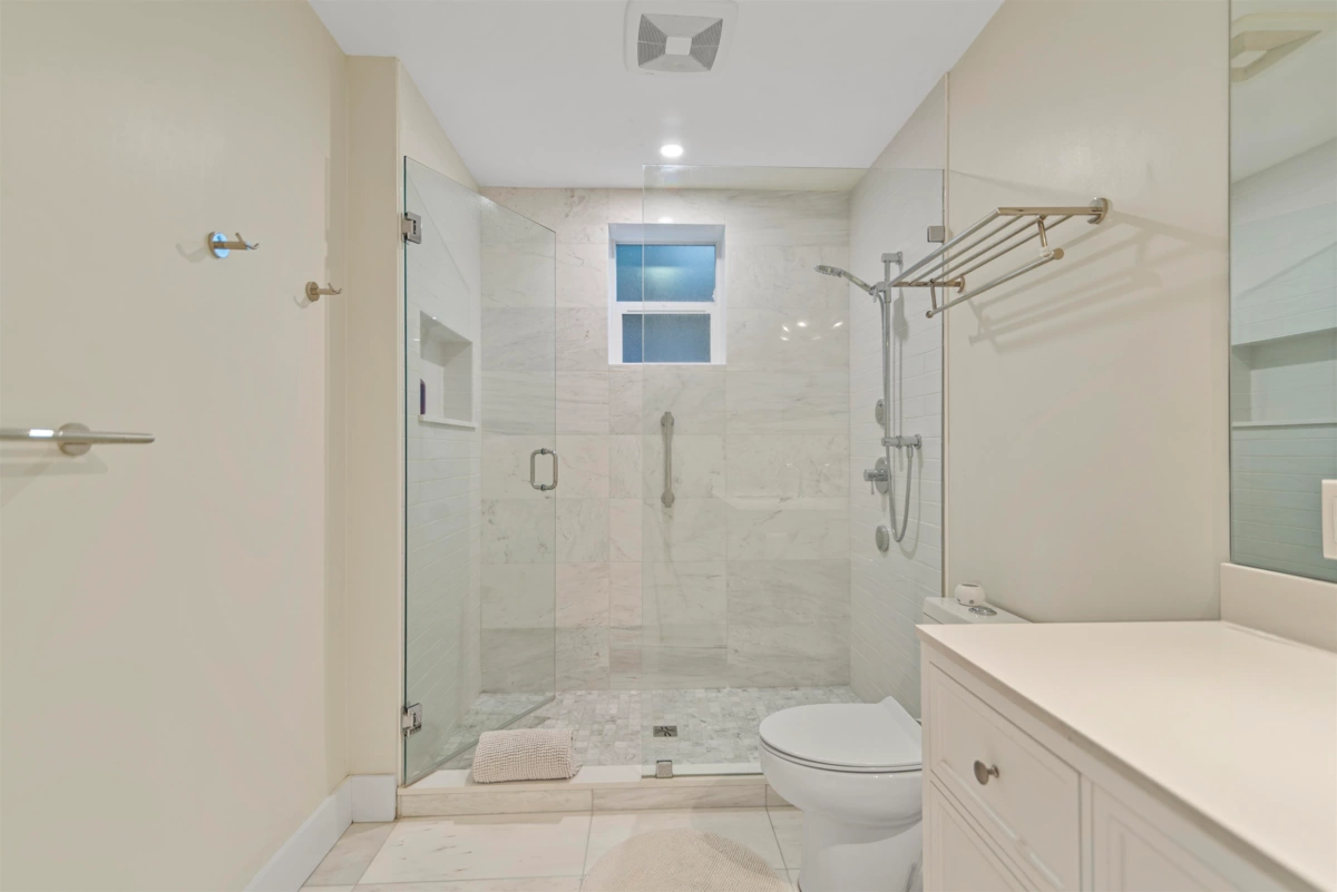 Outdoor Deck Photo of 648 Gibsons Way, Gibsons, BC