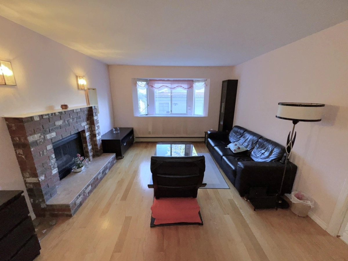 Living Room Photo of 963 E 11th Avenue, Vancouver, BC