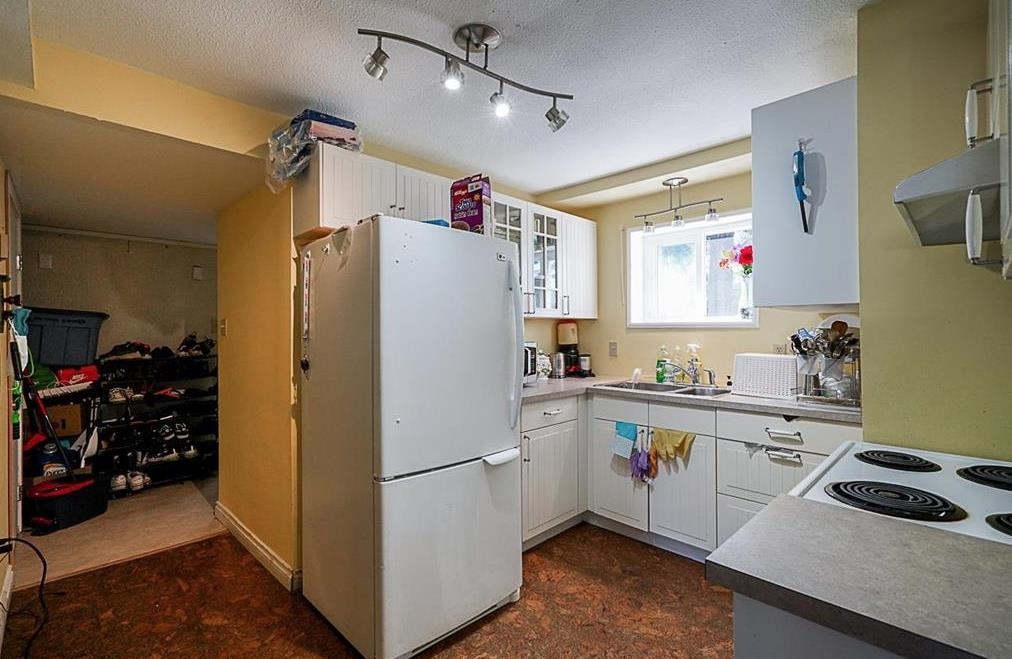 Kitchen Photo of 15084 86a Avenue, Surrey, BC