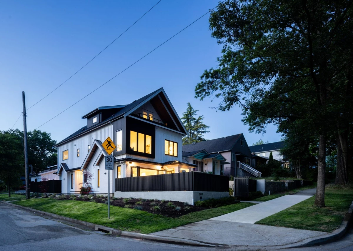 Front Yard Photo of 2307 E 3rd Avenue, Vancouver, BC