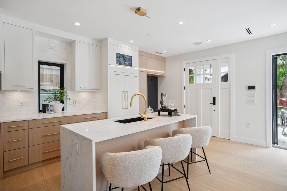 Walk-In Closet Photo of 2307 E 3rd Avenue, Vancouver, BC