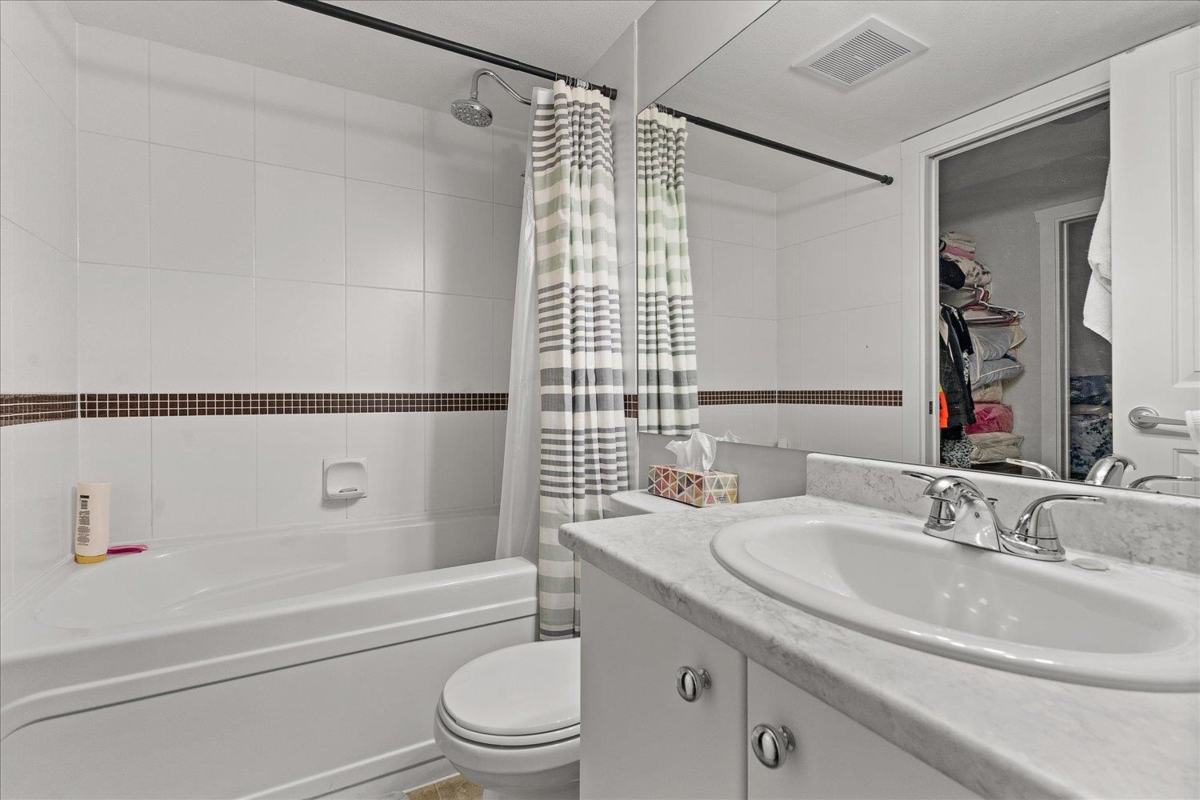 Entry Foyer Photo of 101 45555 Yale Road, Chilliwack, BC