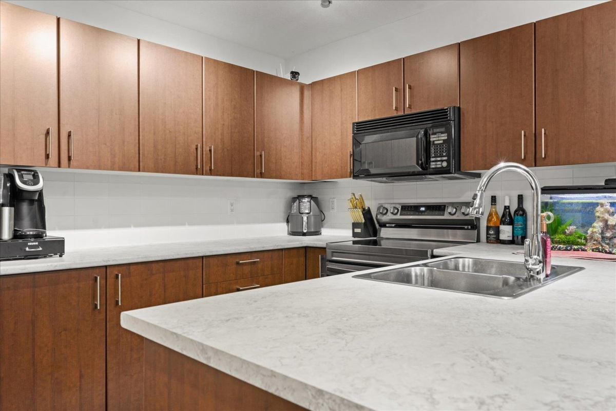 Kitchen Island Photo of 101 45555 Yale Road, Chilliwack, BC