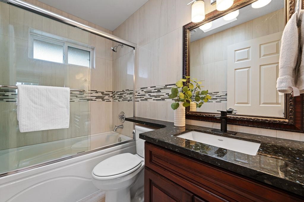 Entry Foyer Photo of 9200 Saunders Road, Richmond, BC