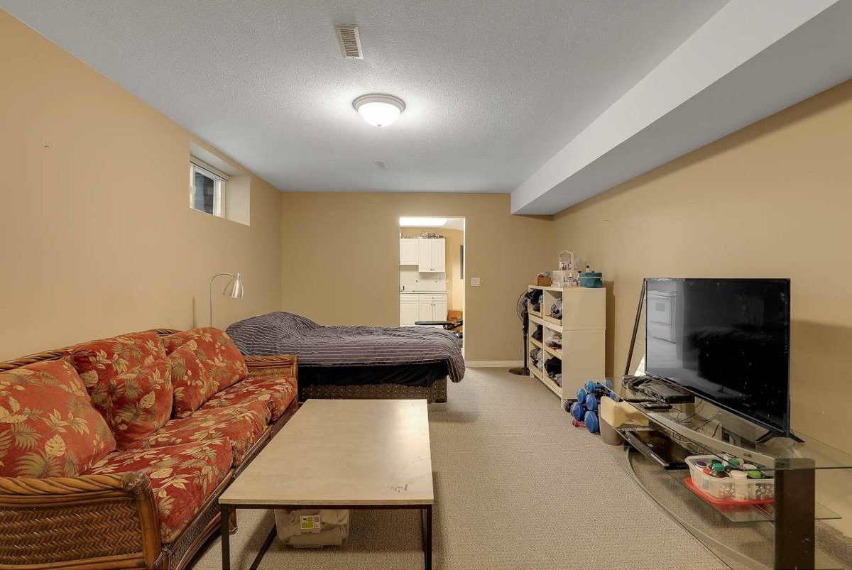 Front Yard Photo of 16865 80 Avenue, Surrey, BC