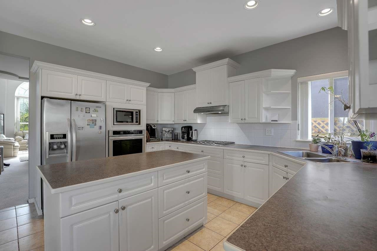 Kitchen Island Photo of 16865 80 Avenue, Surrey, BC