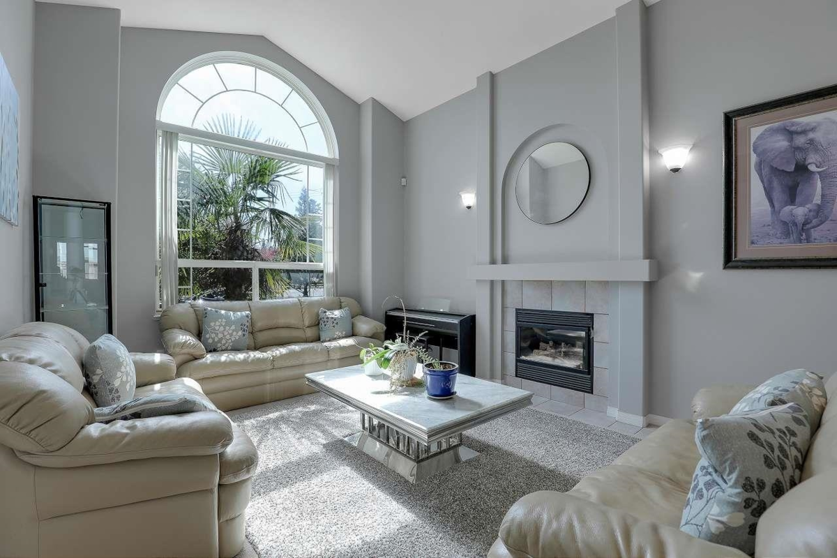 Living Room Photo of 16865 80 Avenue, Surrey, BC