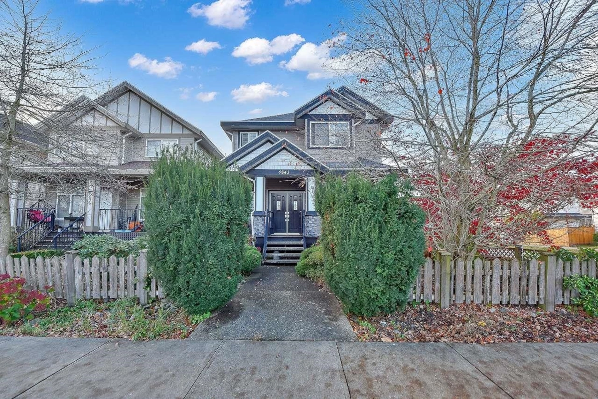 Kitchen Island Photo of 6843 192nd Street, Surrey, BC