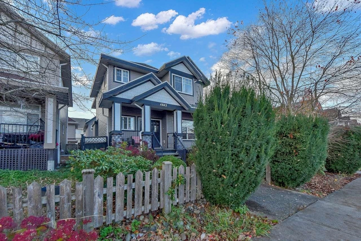 Living Room Photo of 6843 192nd Street, Surrey, BC