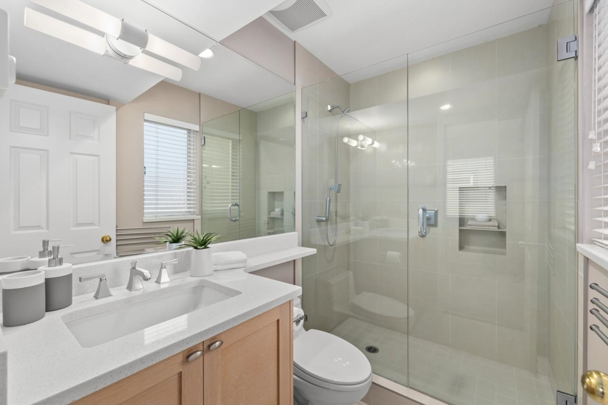 Entry Foyer Photo of 3274 W 1st Avenue, Vancouver, BC