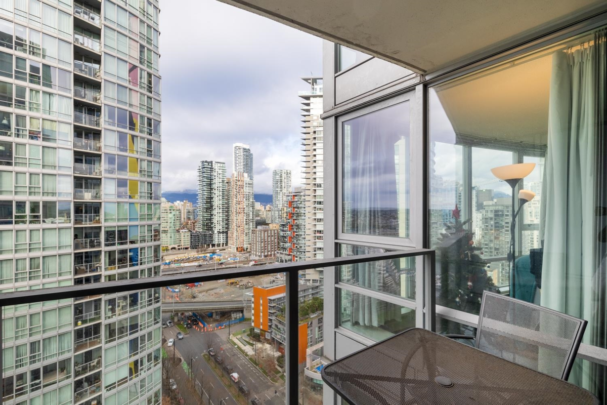 Kitchen Island Photo of 2706 1438 Richards Street, Vancouver, BC