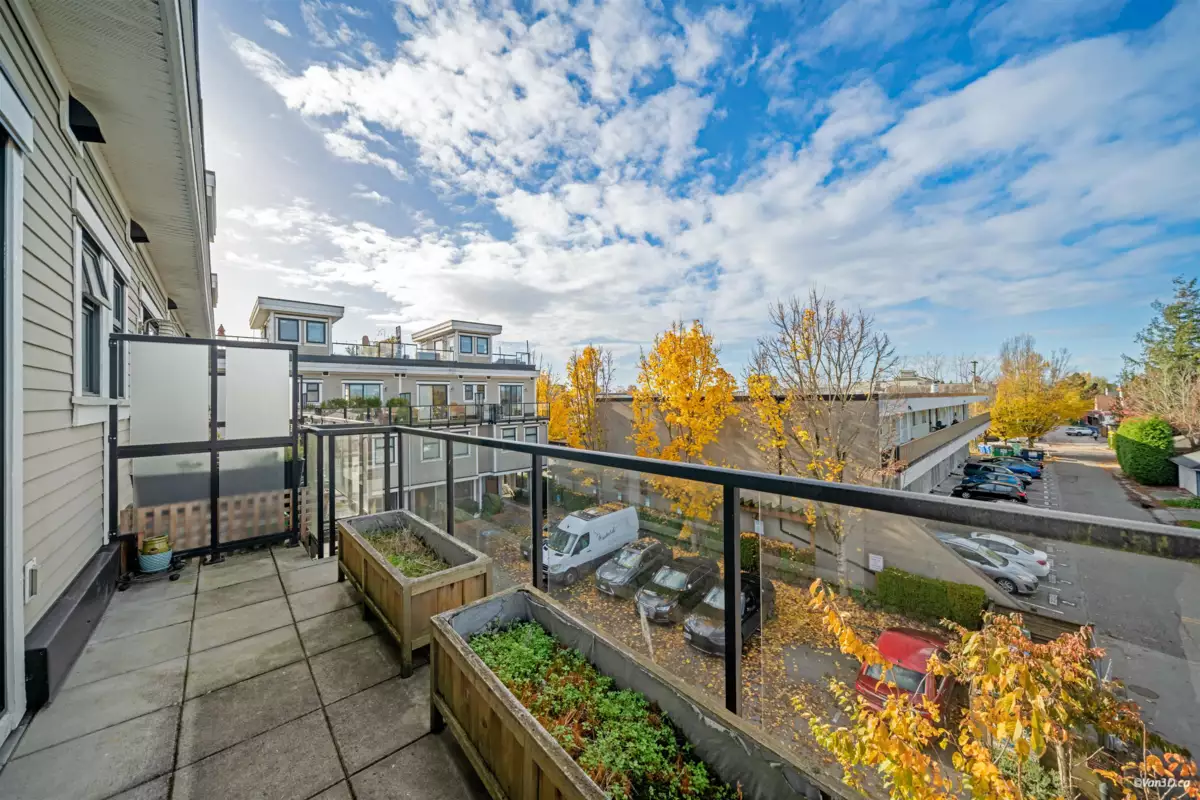 Entry Foyer Photo of 1 3993 Chatham Street, Richmond, BC