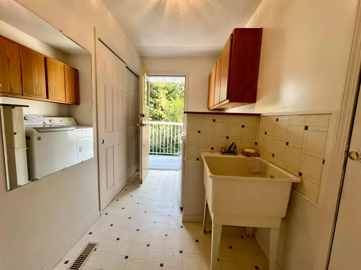 Guest Bathroom Photo of 6080 Ross Road, Chilliwack, BC