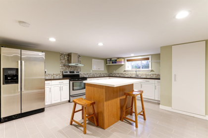 Hallway Photo of 9420 157 Street, Surrey, BC