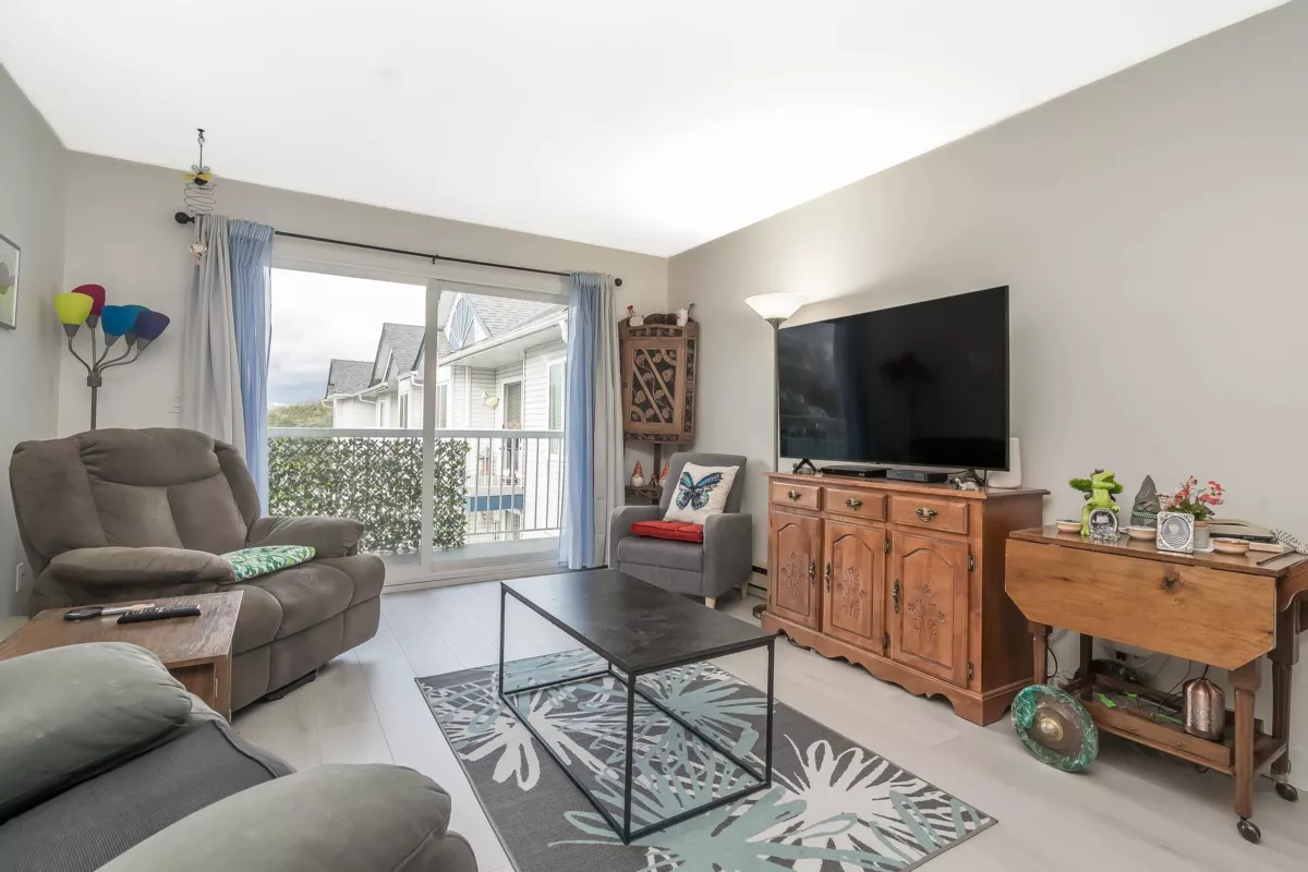 Dining Area Photo of 309 17695 58 Avenue, Surrey, BC