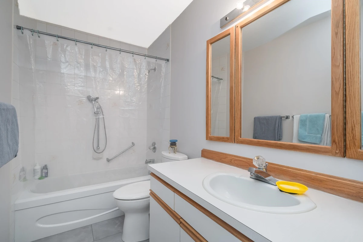 Primary Bathroom Photo of 309 17695 58 Avenue, Surrey, BC