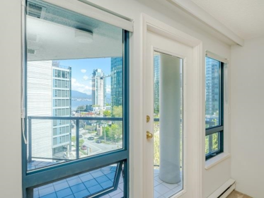 Powder Room Photo of 303 1415 W Georgia Street, Vancouver, BC