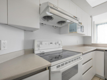 Kitchen Photo of 1301 13383 108 Avenue, Surrey, BC