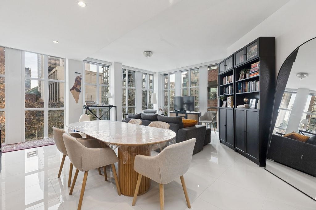 Dining Area Photo of 402 1102 Hornby Street, Vancouver, BC