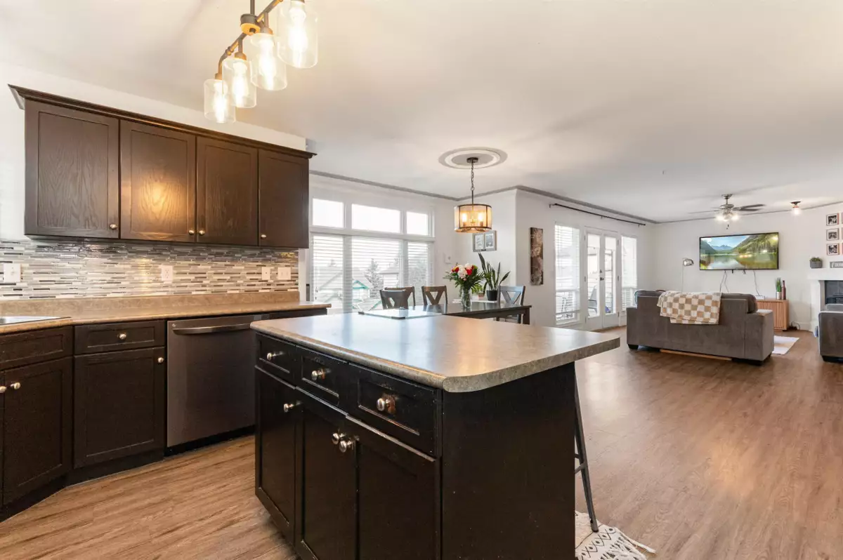 Kitchen Island Photo of 46303 Valleyview Road, Chilliwack, BC